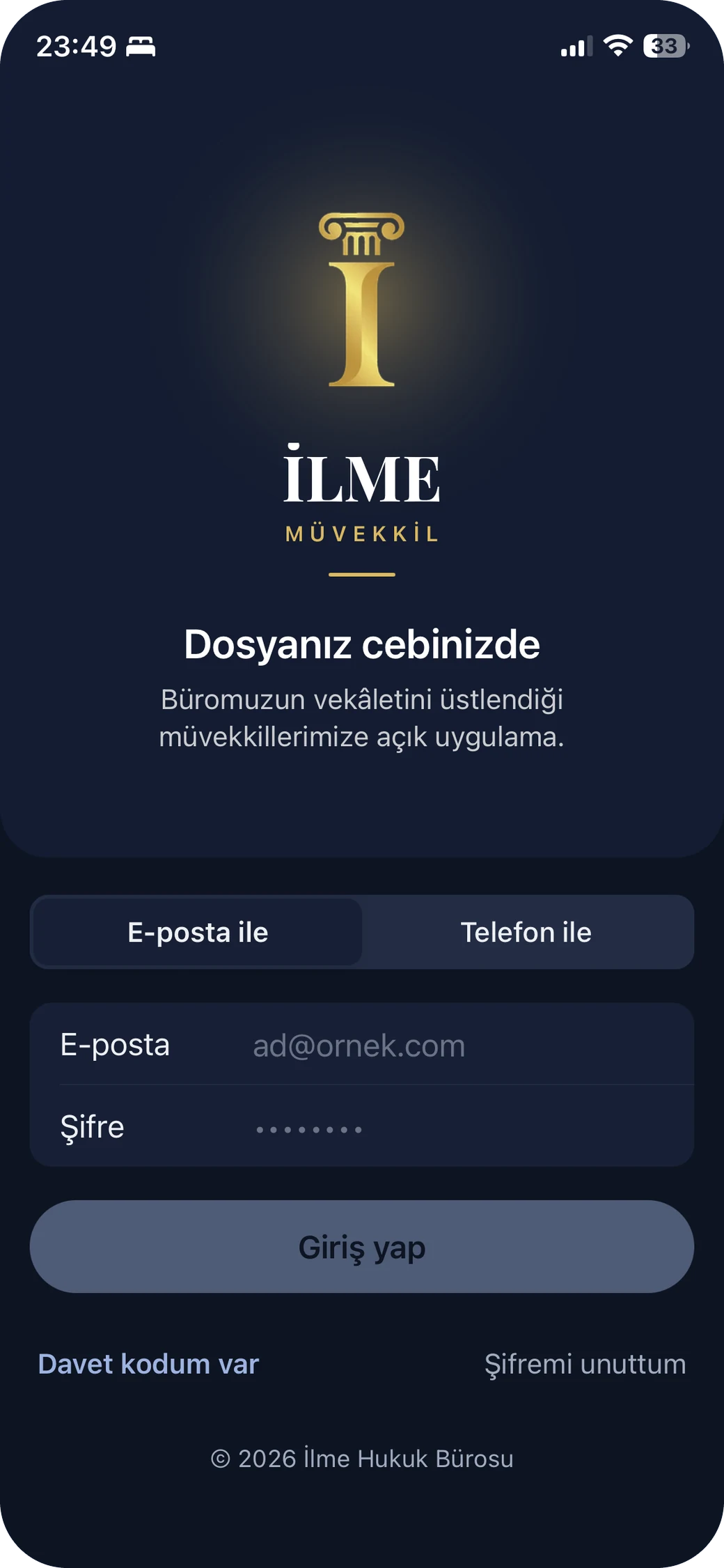 İLME Müvekkil uygulamasının giriş ekranı: altın sütun amblemi, Dosyanız cebinizde yazısı, e-posta ya da telefonla giriş seçenekleri